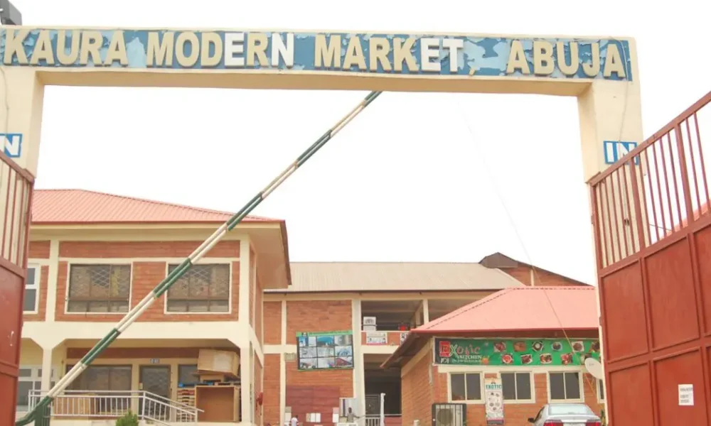 Senator Kingibe gives Support to Victims of Abuja Market fire