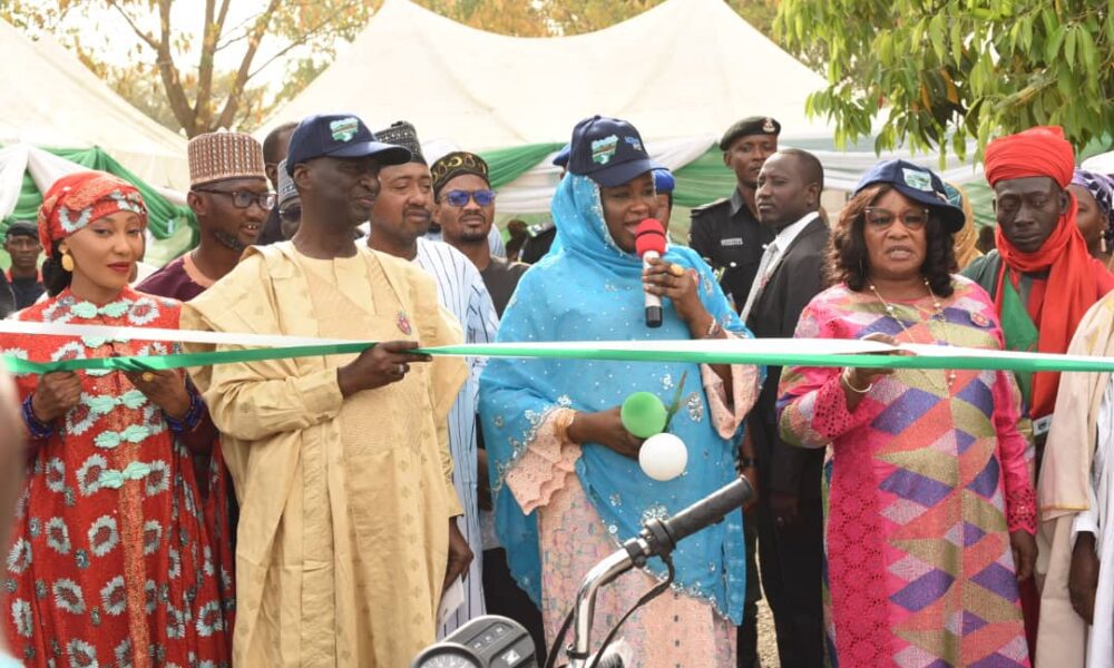 Mahmoud Disburses $25,000 Each to 10 Communities Under ACReSAL Project